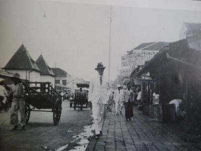 Jaap de Jager at the Pasar Baroe, the Chinese quarter of Bandung.
