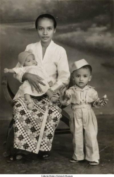 Studio photograph of a KNIL-spouse with two children. Malang, East-Java
